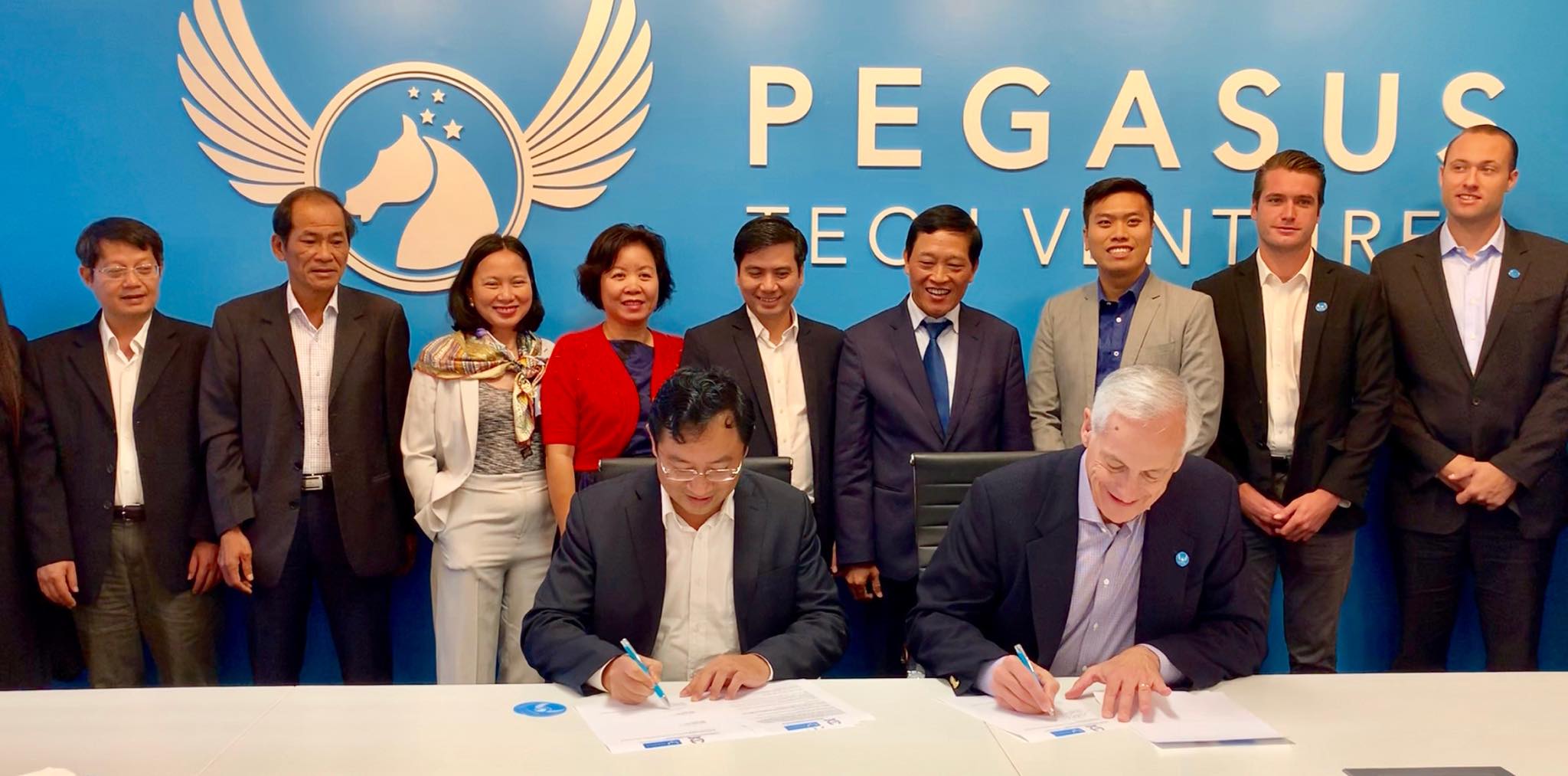 Lễ ký kết giữa đại diện Cục Phát triển thị trường và doanh nghiệp khoa học và công nghệ (NATEC) và Pegasus Tech Venture trước sự chứng kiến của Thứ trưởng Bộ KH&CN Trần Văn Tùng | Ảnh: VP Đề án 844