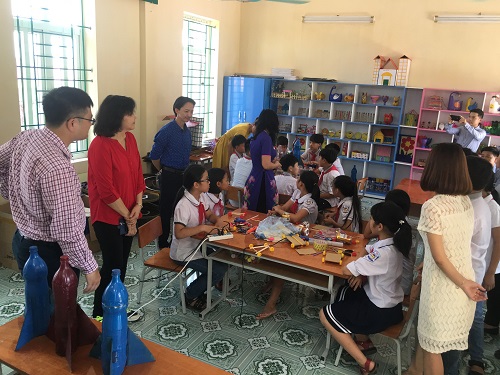 Chuyên gia giáo dục STEM của ĐH Công nghệ Sydney (Úc) và Viện Khoa học Giáo dục Việt Nam thăm Makerspace của trường Tiểu học Nam Tiến (huyện Nam Trực, Nam Định).