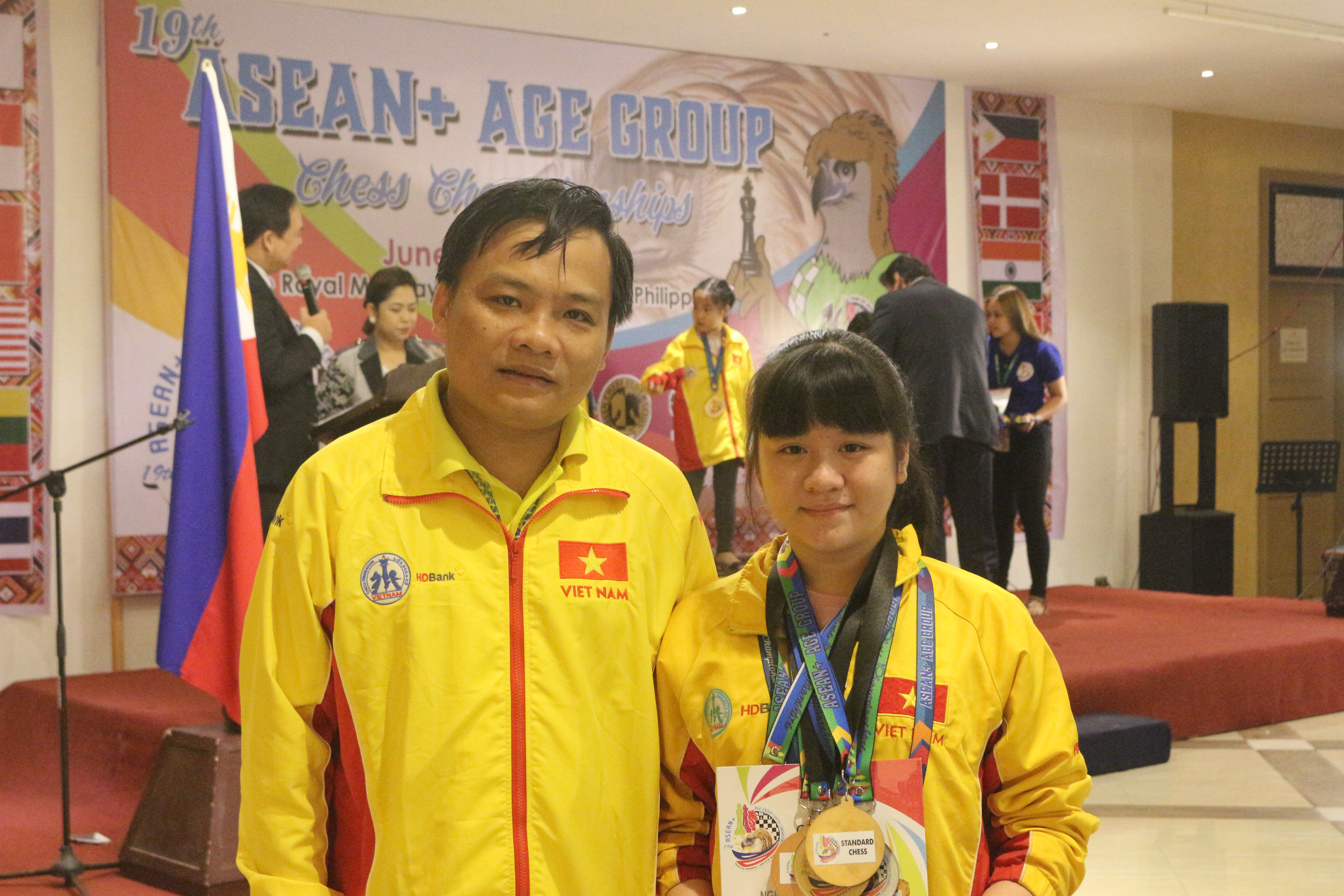 Nguyễn Thiên Ngân và thầy Bùi Vinh trong một giải thi đấu ở Đông Nam Á.