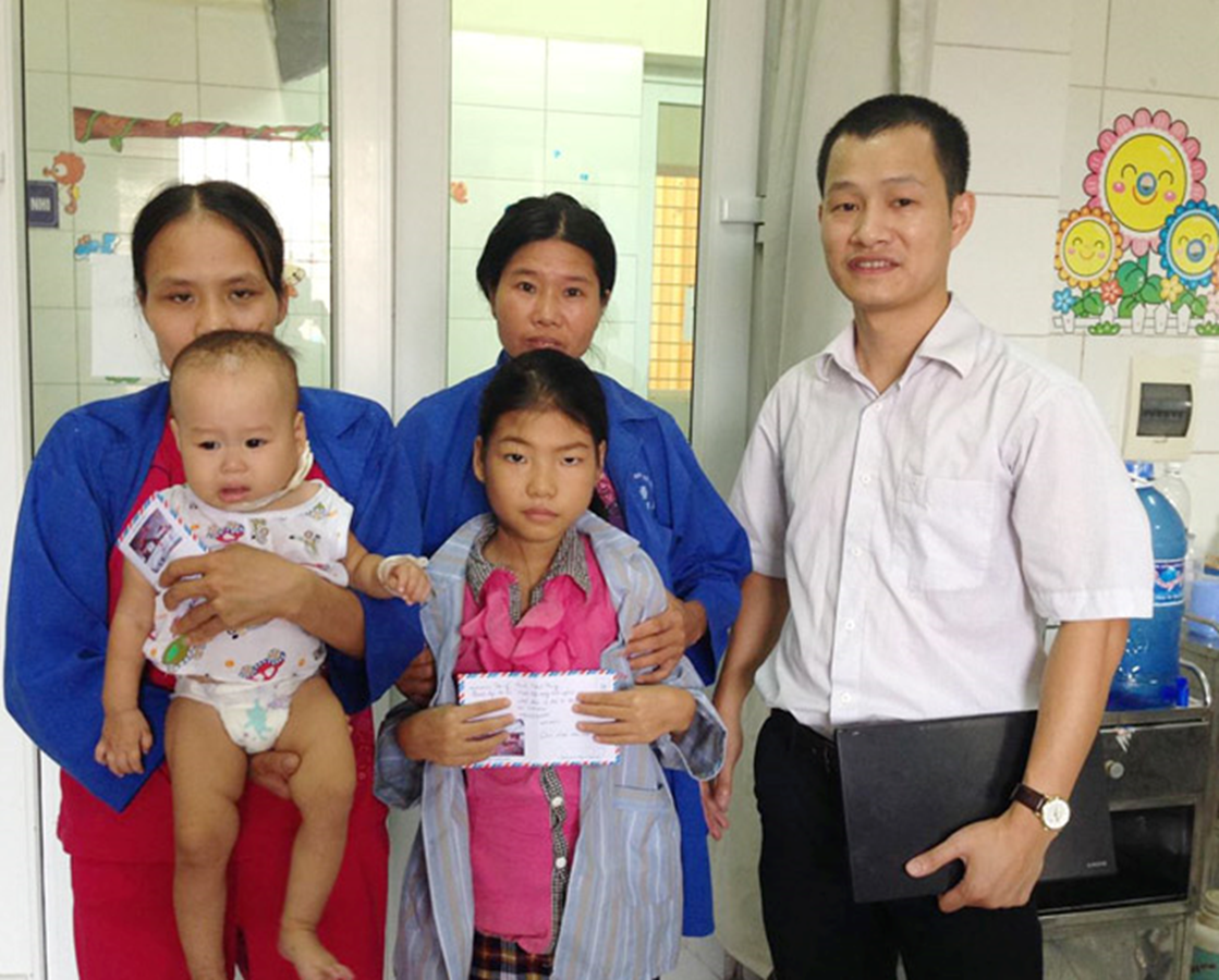 TS. Trịnh Thành Trung (phải) cùng các bệnh nhân mắc Whitmore.