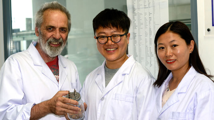 Nhà sinh lý học John Speakman đang vận hành một phòng thí nghiệm tại Bắc Kinh trong khi vẫn đảm trách nghiên cứu tại trường Đại học Aberdeen (Anh), nơi ông cũng đang có một phòng thí nghiệm khác. Nguồn: Science