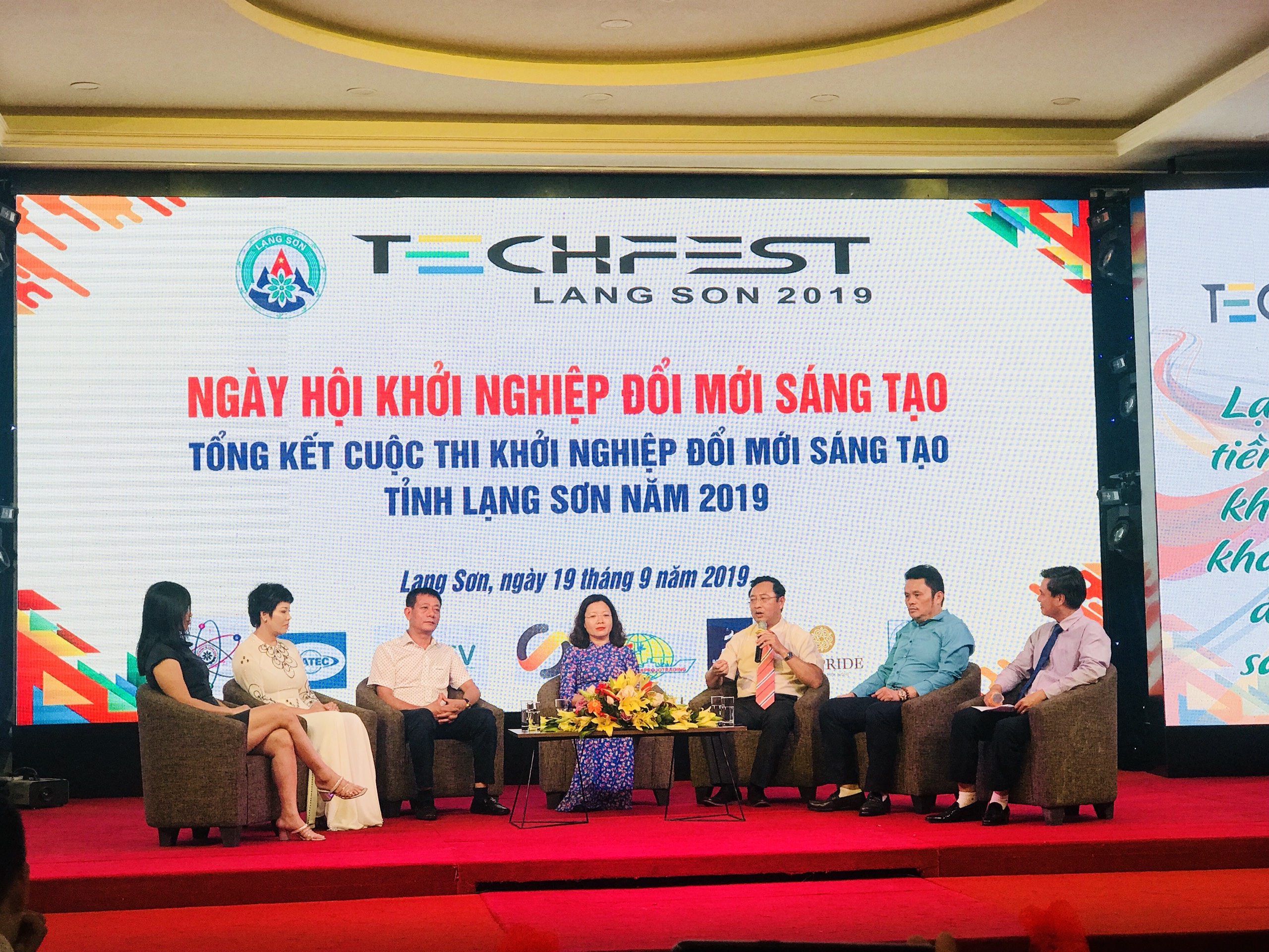 Đại diện Bộ Khoa học và Công nghệ và đại diện tỉnh Lạng Sơn trong Techfest Lạng Sơn 2019 | Ảnh: BTC