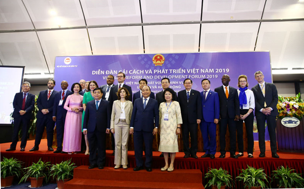 Thủ tướng Nguyễn Xuân Phúc và các diễn giả tham gia diễn đàn VRDF 2019 | Ảnh: BTC