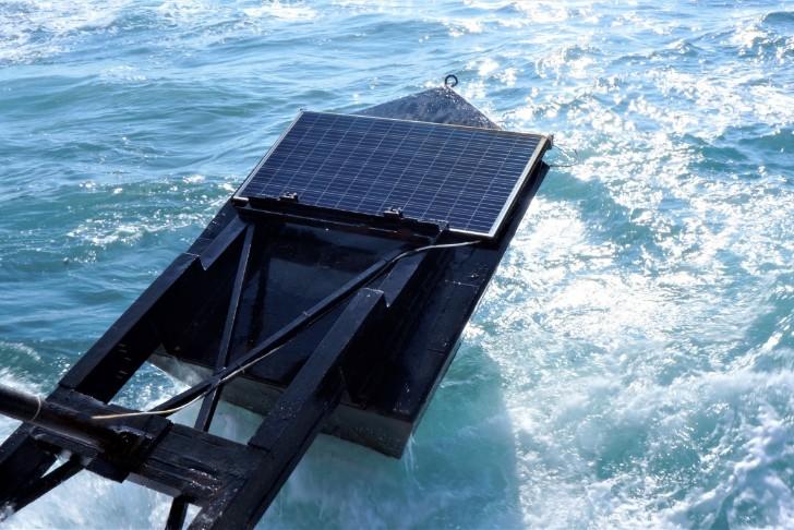 Việc bổ sung pin Mặt trời trên đỉnh phao ngăn sóng của công ty EWP có thể làm tăng công suất nhà máy điện sóng biển từ 3 đến 10% - Ảnh: Eco Wave Power