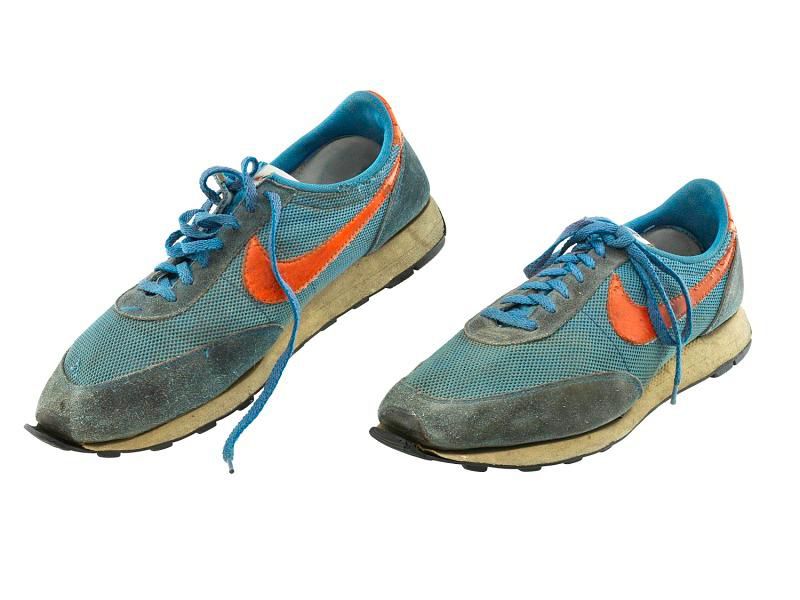 Hãng Nike bắt đầu sản xuất các đôi giày thể thao mang cảm hứng bởi bánh “waffle” từ năm 1974. Đôi giày hiện đang được trưng bày tại Bảo tàng Lịch sử Quốc gia Hoa Kỳ (NMAH). Ảnh: Wikimedia Commons.