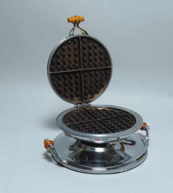 Một chiếc khuôn waffle, ra đời trong khoảng những năm 1927-1930, nằm trong bộ sưu tập của Bảo tàng Lịch sử Quốc gia Hoa Kỳ (NMAH). Ảnh: Wikimedia Commons. 