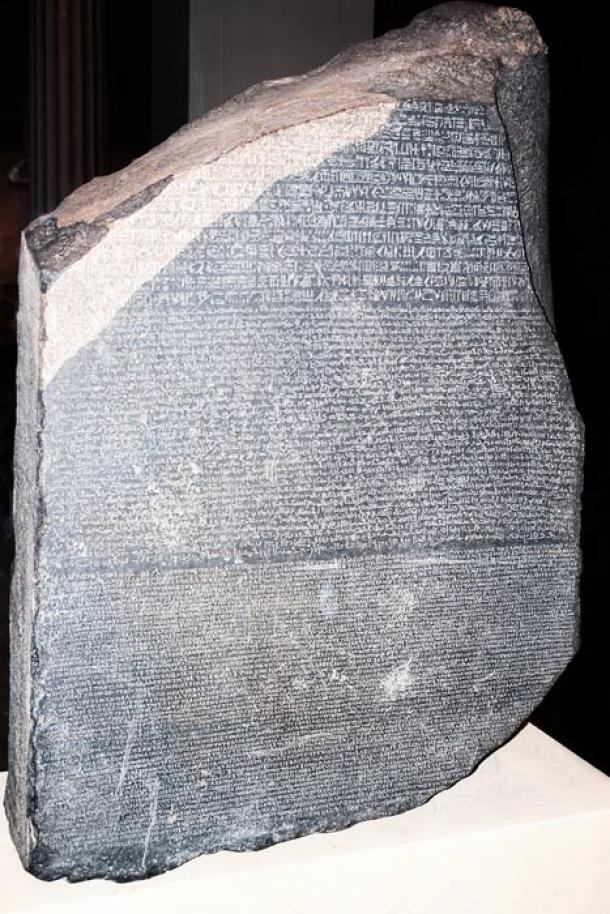 Phiến đá Rosetta trưng bày bên trên hướng dẫn tàng Anh. Ảnh: History.