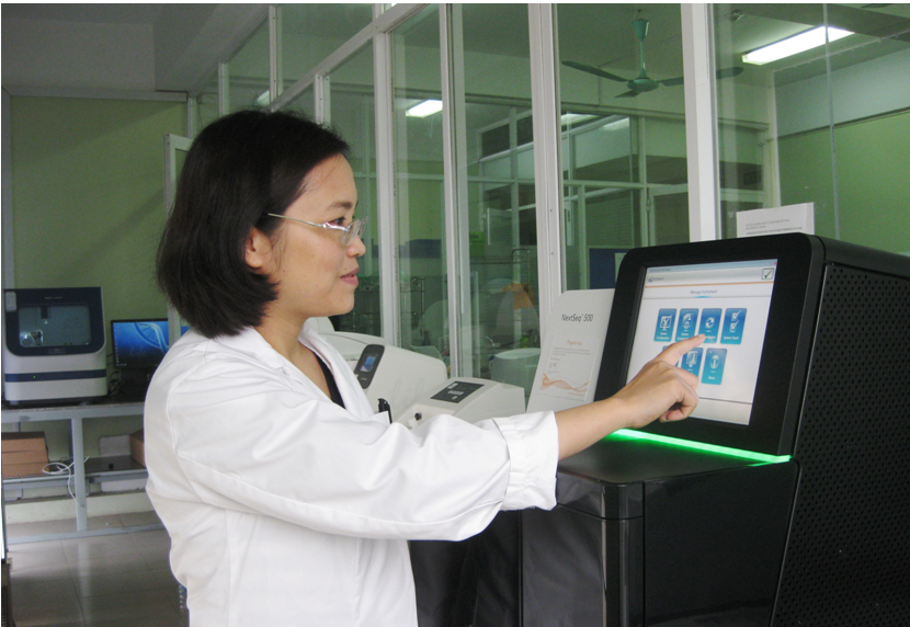 Viện Nghiên cứu hệ gen chính thức đi vào hoạt động từ tháng 9/2012 và được nâng cấp thành viện nghiên cứu quốc gia từ tháng 7/2017. Trong ảnh: TS. Nguyễn Hải Hà vận hành máy giải trình tự gen thế hệ mới tại Viện Nghiên cứu hệ gen.