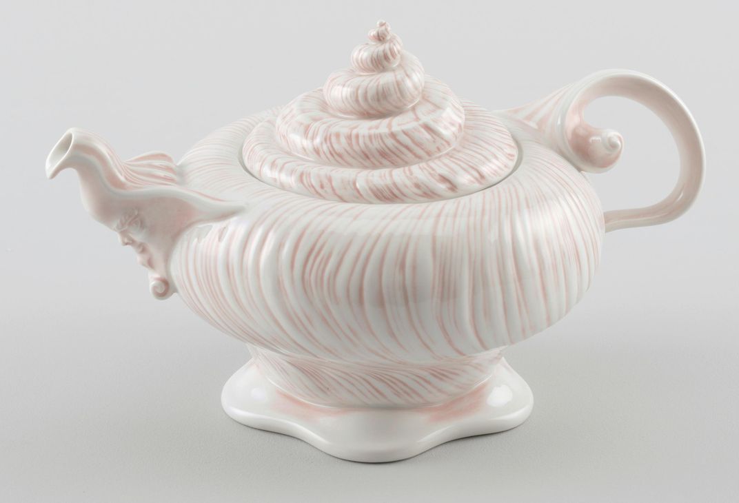 Đường xoắn ốc vỏ sò trên một ấm trà, thứ truyền cảm hứng cho lĩnh vực thiết kế các loại vật liệu tương lai. Ảnh: Wyss Institute.