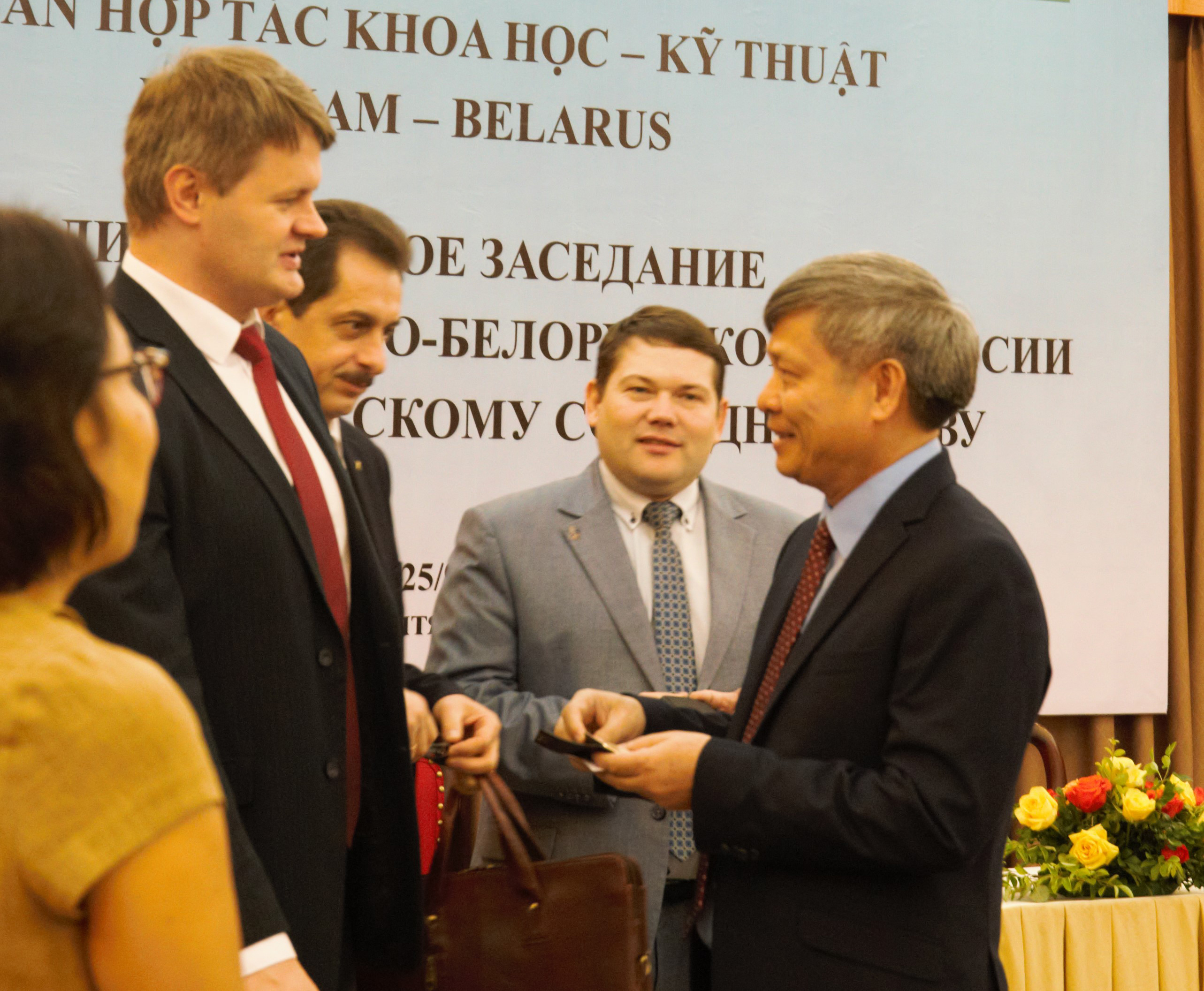Thứ trưởng Bộ KH&CN Phạm Công Tạc trao đổi với Phó chủ nhiệm Ủy ban KH&CN Belarus Sergei Sergeievich Sherbakov (ngoài cùng bên trái) và các nhà nghiên cứu trường Đại học Tổng hợp Belarus, trường Đại học Công nghệ thông tin và vô tuyến điện Belarus.