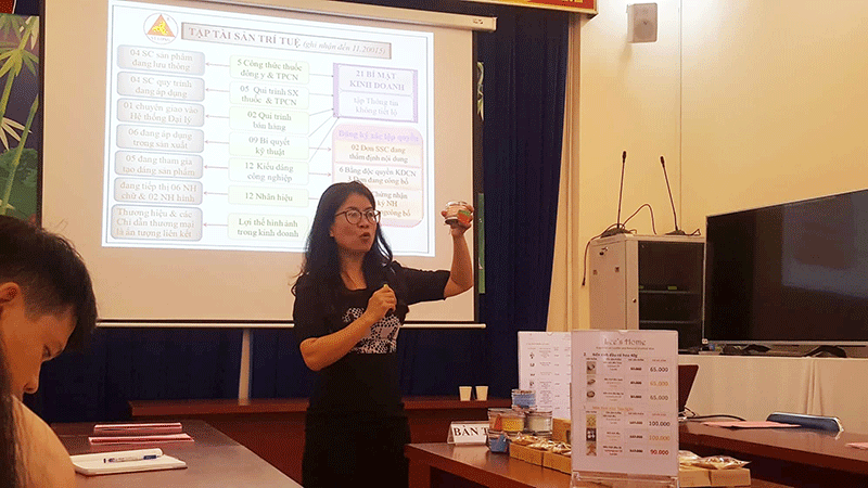 Bà Nguyễn Thị Tuyết Nhung giảng dạy tại một khóa đào tạo