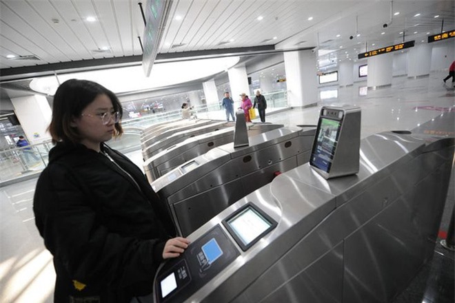 Người đi tàu điện ngầm ở Trung Quốc không cần dùng thẻ, chỉ đơn giản là lướt khuôn mặt là có thể đi vào ga - Ảnh 3.