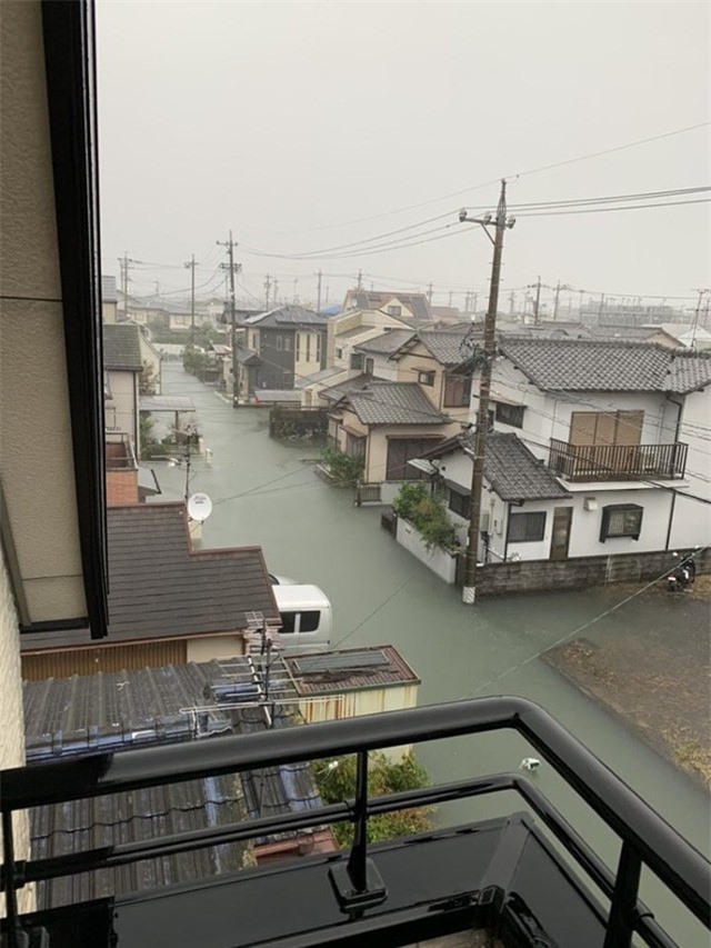 Cộng đồng mạng sửng sốt trước cảnh nước lũ ngập Nhật Bản vẫn sạch trong, không một cọng rác - Ảnh 2.