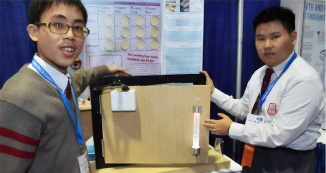 Hai sinh viên Trung Quốc phát minh ra tay nắm cửa tự diệt khuẩn, team sợ bẩn thích điều này - Ảnh 2.
