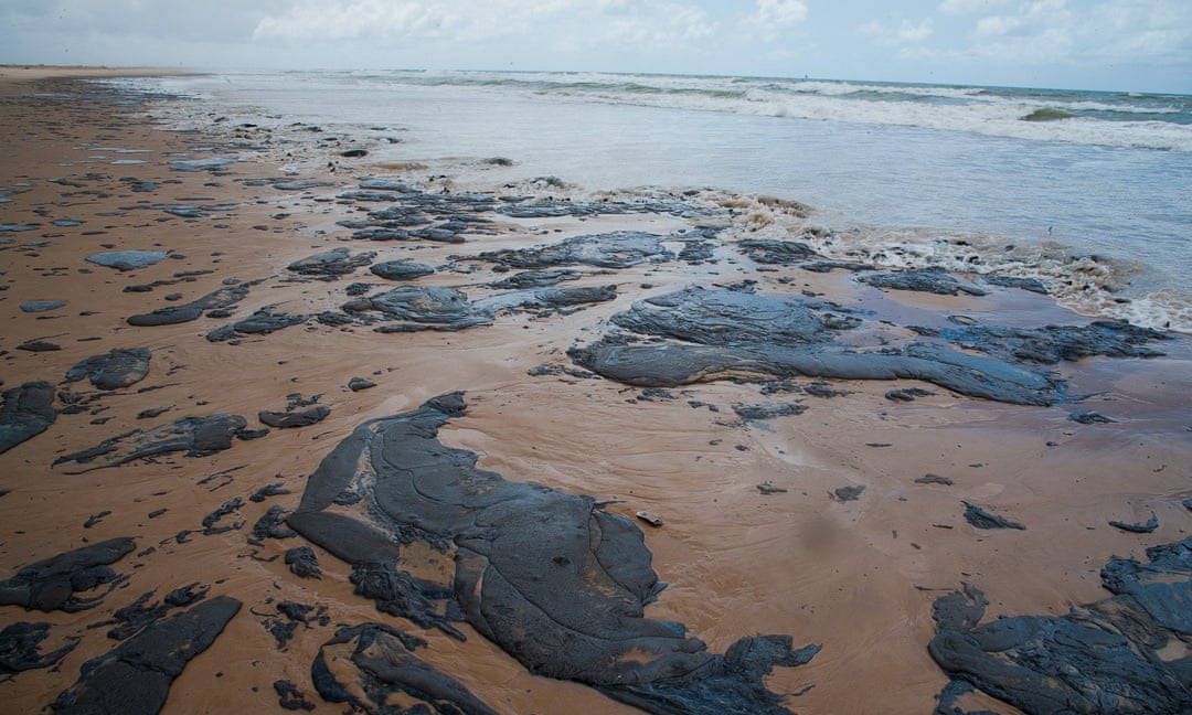 Váng dầu trên bờ biển của Brazil. Ảnh: Reuters.