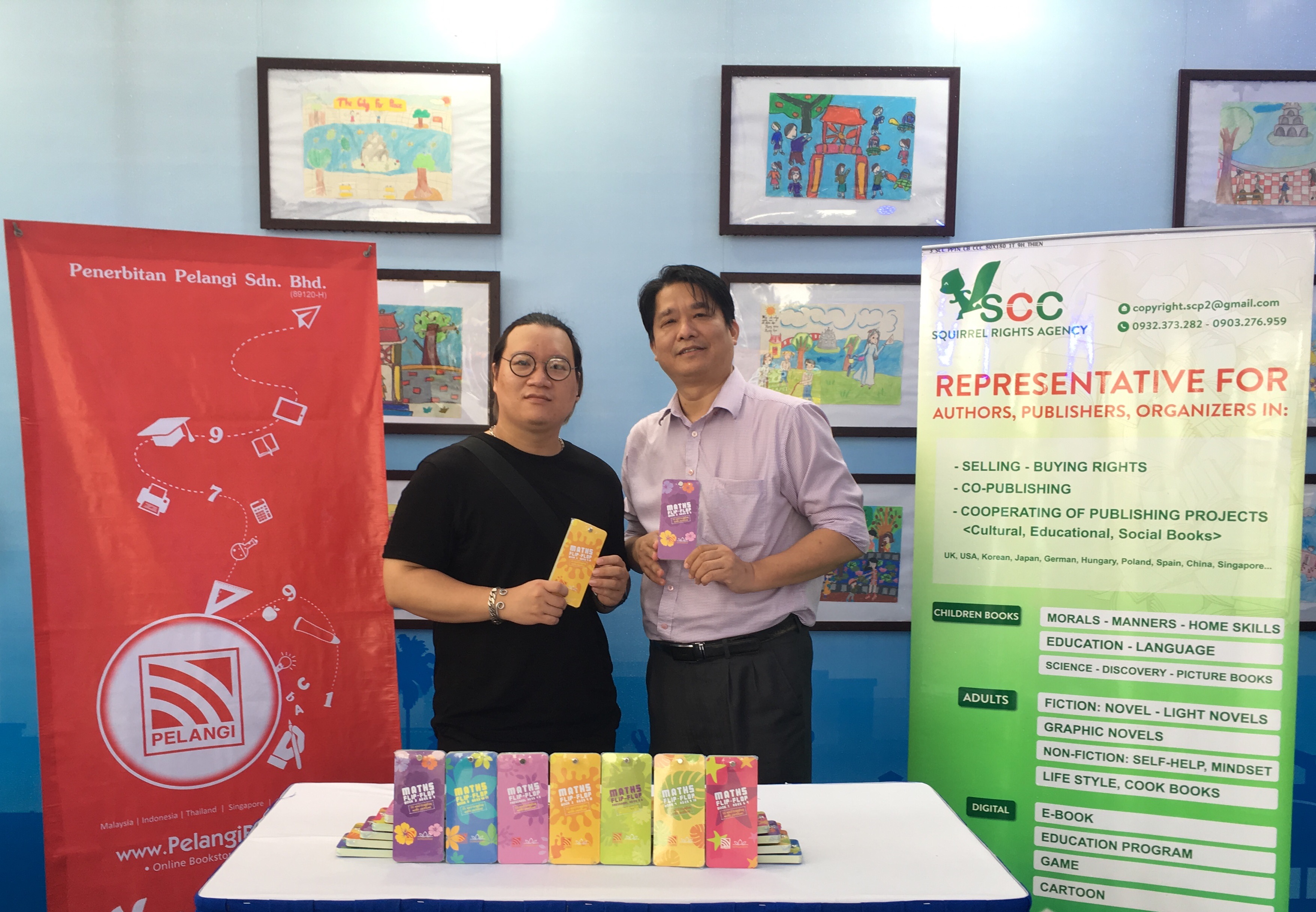Ông Đỗ Hoàng Sơn (phải) và họa sĩ Bùi Tuấn Linh bên phiên bản bộ sách “Em thích giỏi Toán” do Malaysia mua bản quyền của Công ty Long Minh tại Hội Sách Hà Nội 2019. Ảnh: NVCC