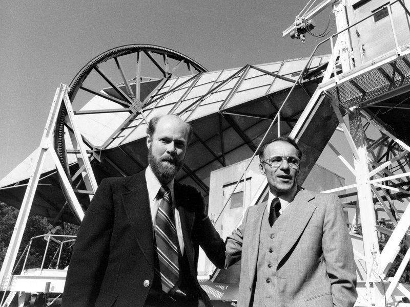 Robert Wilson (trái) và Arno Penzias đứng gần ăng-ten mà họ dùng để phát hiện bức xạ nền vi sóng vũ trụ. Ảnh: NPR.