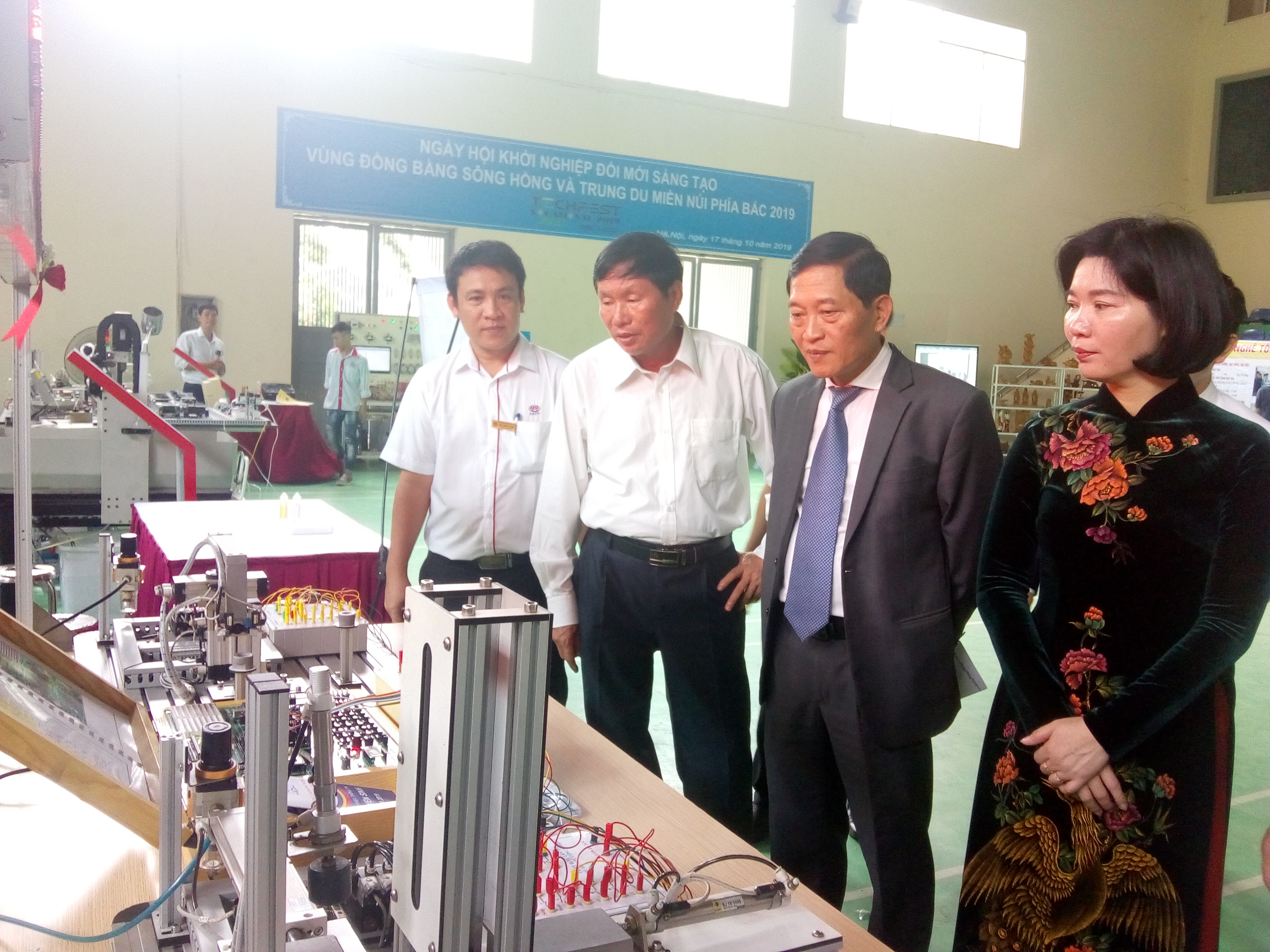 Thứ trưởng Bộ KH&CN Trần Văn Tùng (trái) cùng các đại biểu tham quan gian hàng triển lãm của các trường cao đẳng nghề | Ảnh: Ngô Hà