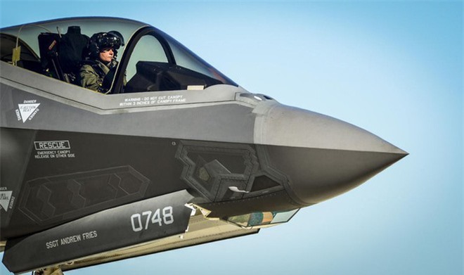 Chiếc mũ bay gần 10 tỷ đồng của phi công F-35 Mỹ - Ảnh 1.