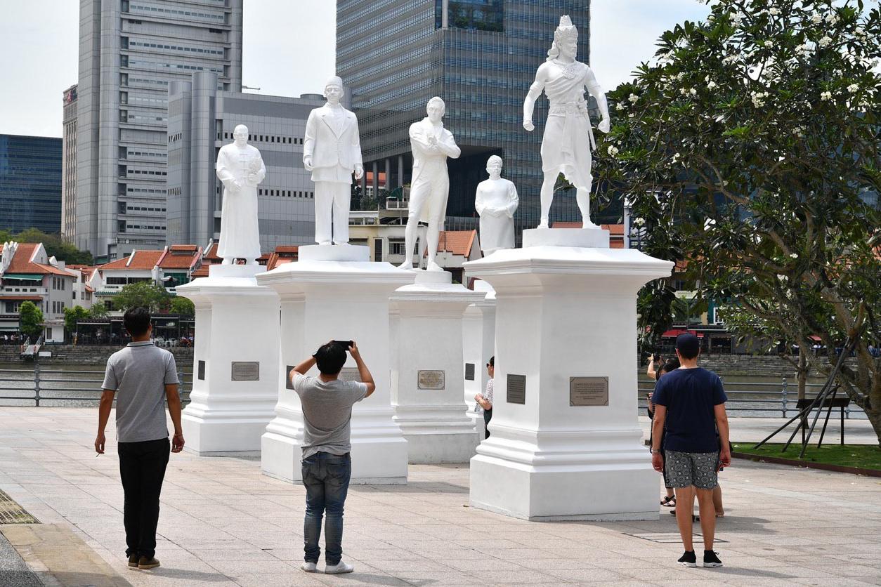 Tượng đài Raffles phải “chia sẻ” vị trí với các nhân vật lịch sử khác, một cách để Chính phủ Singapore minh họa cho tự sự lịch sử mới “700 năm” của mình. Nguồn: IAVC