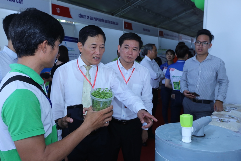 Thứ trưởng Trần Văn Tùng thăm một số gian hàng tại Techmart – Techfest Mekong 2019.
