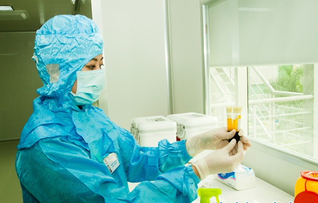 Kỹ thuật viên thao tác trong phòng thí nghiệm Tế bào gốc Bệnh viện đa khoa Vạn Hạnh. Nguồn: BVĐK Vạn Hạnh