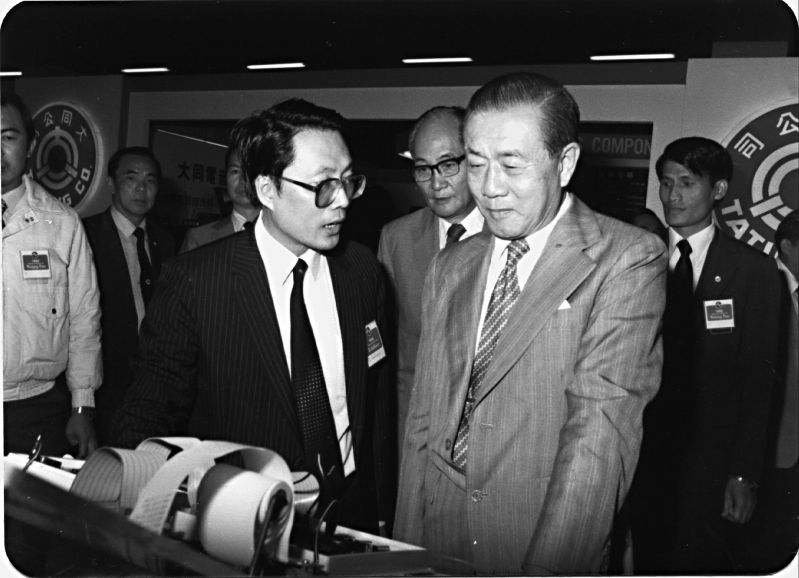 Thủ tướng Tôn Vận Tuyền trao đổi cùng ông Thi Chấn Vinh (cựu chủ tịch và CEO của Tập đoàn Acer) trong một triển lãm điện tử tại Đài Bắc năm 1982. Ảnh: Sun Yun-suan Foundation.