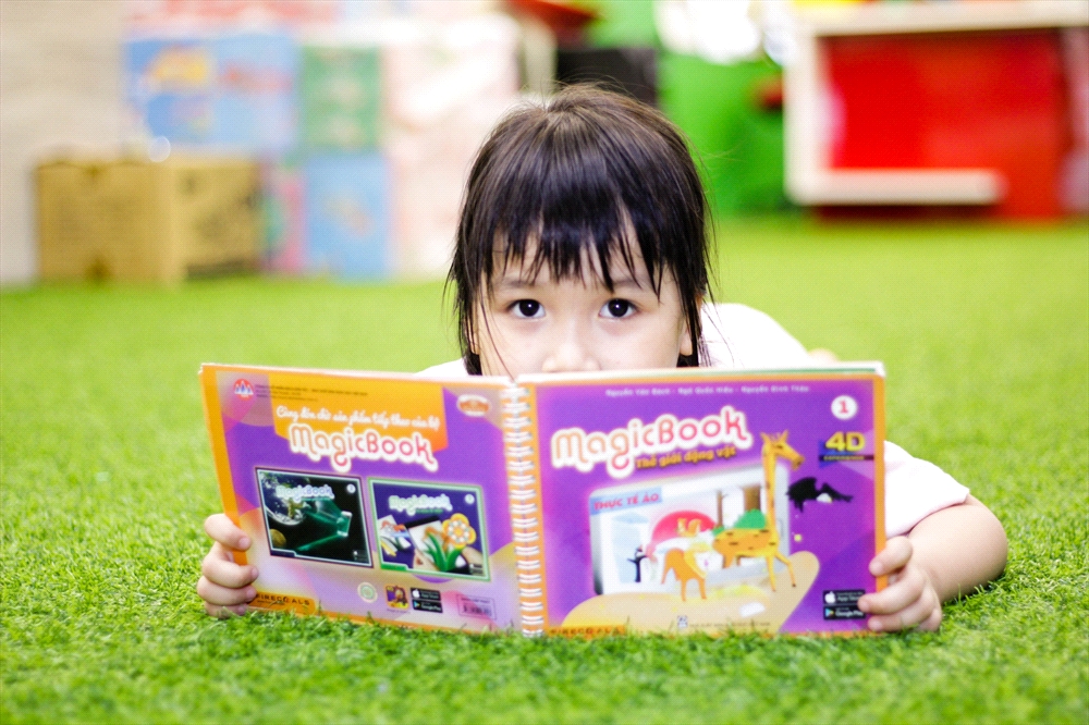 MagicBook là sản phẩm thú vị, hấp dẫn đối với trẻ em, thúc đẩy tinh thần học tập của các cháu. Ảnh: Firecoals