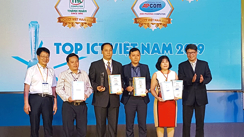 Trao CUP và Giấy chứng nhận cho các doanh nghiệp đoạt giải TOP ICT 