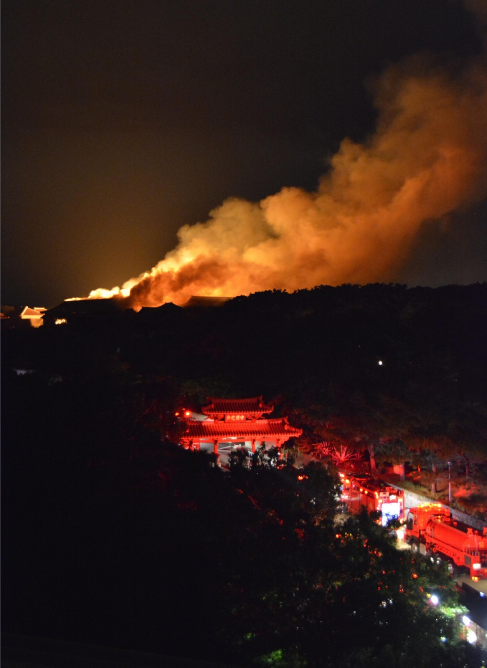 Lính cứu hỏa đang tham gia dập tắt đám cháy thành Shuri (Nguồn: Kyodo News)