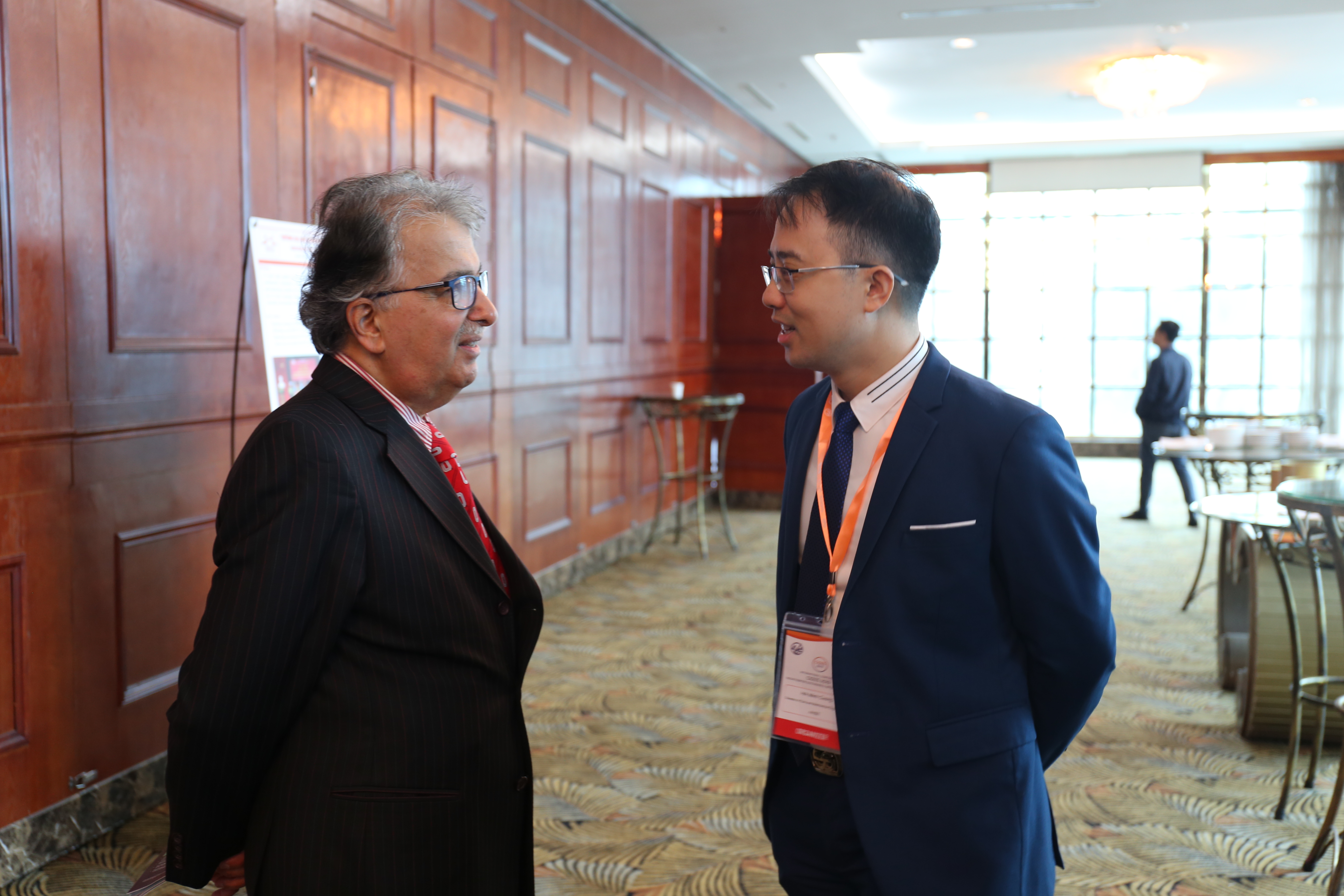 GS. TS. Hojjat Adeli (trái) và PGS.TS. Hà Minh Cường (phải) trao đổi bên lề hội thảo CIGOS 2019 | Ảnh: Ngô Hà