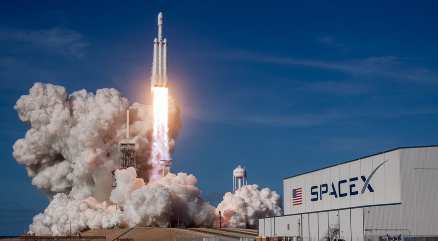 Tên lửa đẩy Falcon Heavy của Space X, dù được phóng thử nghiệm thành công nhưng vẫn chỉ có sức mạnh bằng 2/3 tên lửa Saturn V.