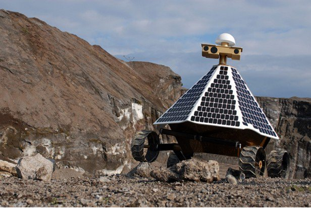 Tàu tự hành Red Rover của hãng Astrobotic Technology đang thử nghiệm di chuyển trên Trái đất. Ảnh: Xprize foundation.