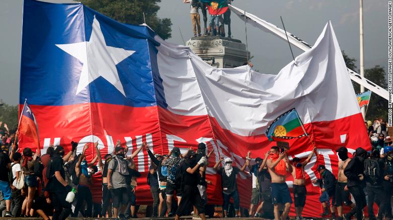 Người dân biểu tình ở Chile. Ảnh: CNN.