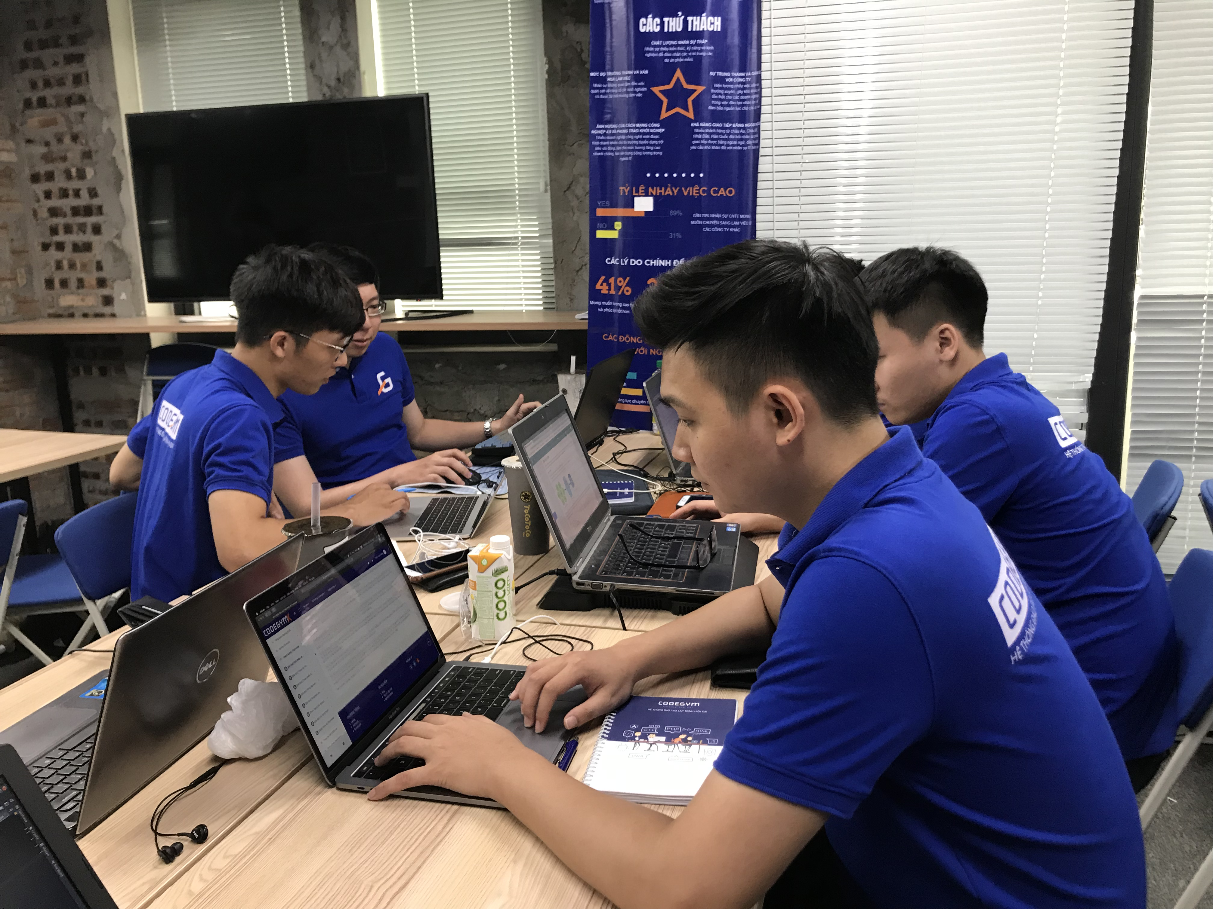 Ở Việt Nam, mô hình Coding Bootcamp được triển khai lần đầu vào khoảng năm 2017; và đến thời điểm hiện tại, đã có thêm một số đơn vị nữa manh nha chuyển đổi và áp dụng. Trong ảnh: Các học viên ở một đơn vị đào tạo lập trình theo mô hình Bootcamp.
