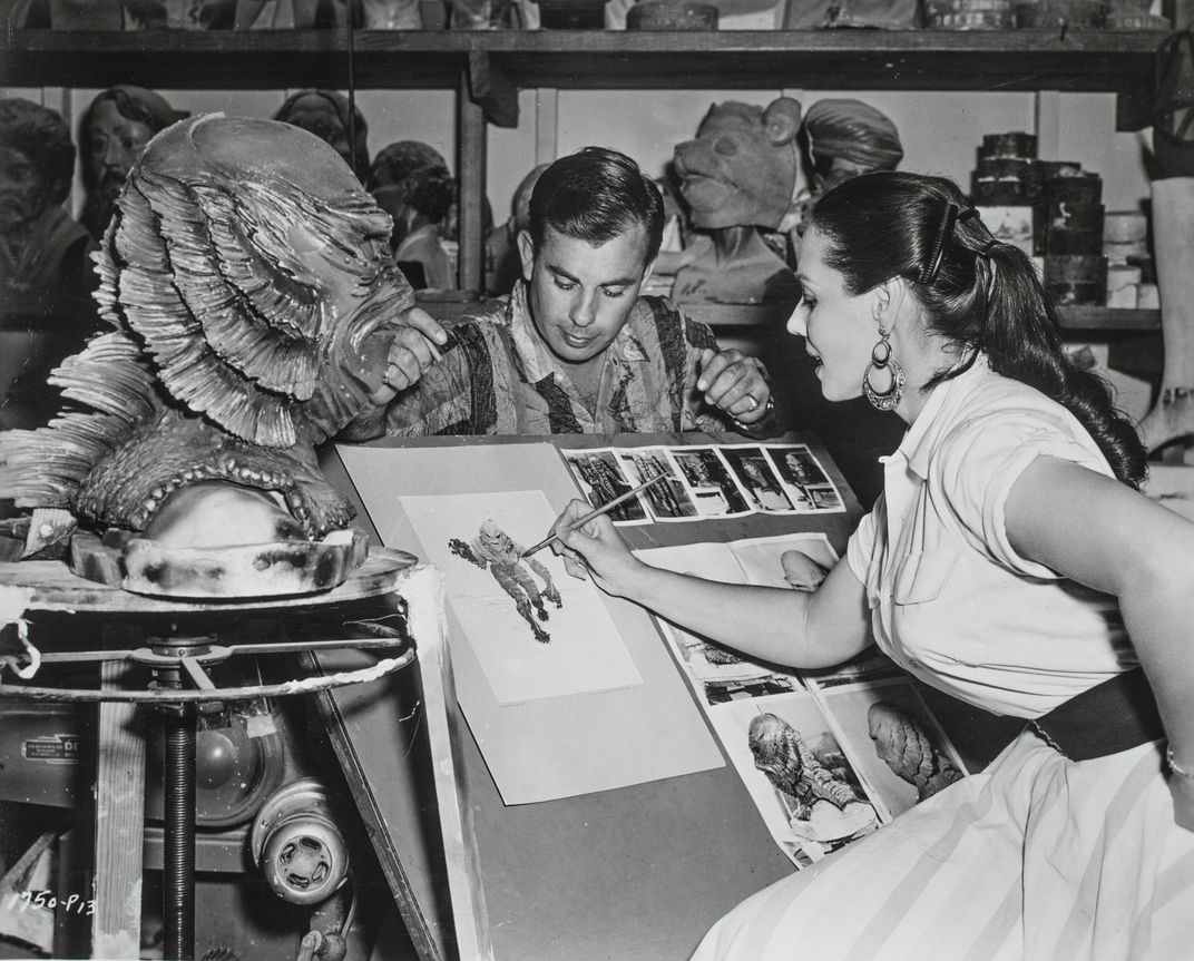 Nhà thiết kế Milicent Patrick phác họa thủy quái Gill-Man trong phim Creature from the Back Lagoon. Ảnh: Universal Studios Licensing LLC.