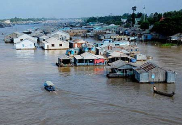 Tình trạng ngập lụt và xói lở ở ĐBSCL. Ảnh: TTXVN