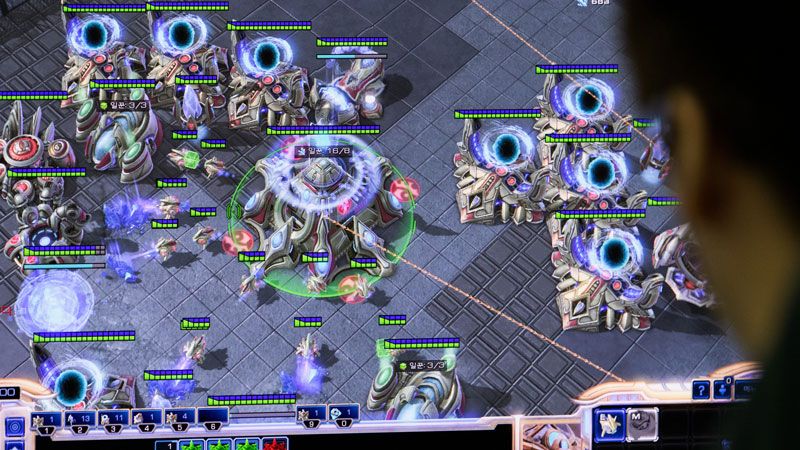 Người chơi StarCraft II chiến đấu với nhau trong một chiến trường tương lai.