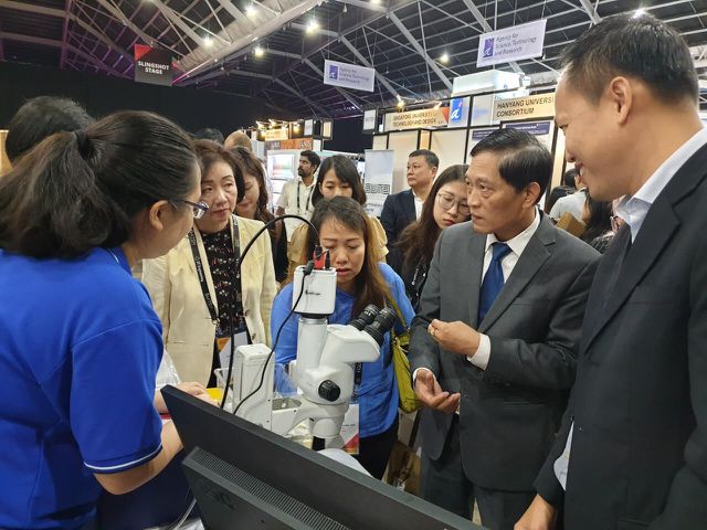 Thứ trưởng Bộ KH&CN Trần Văn Tùng đi thăm một số gian hàng giới thiệu sản phẩm sáng tạo tại tuần lễ SWITCH 