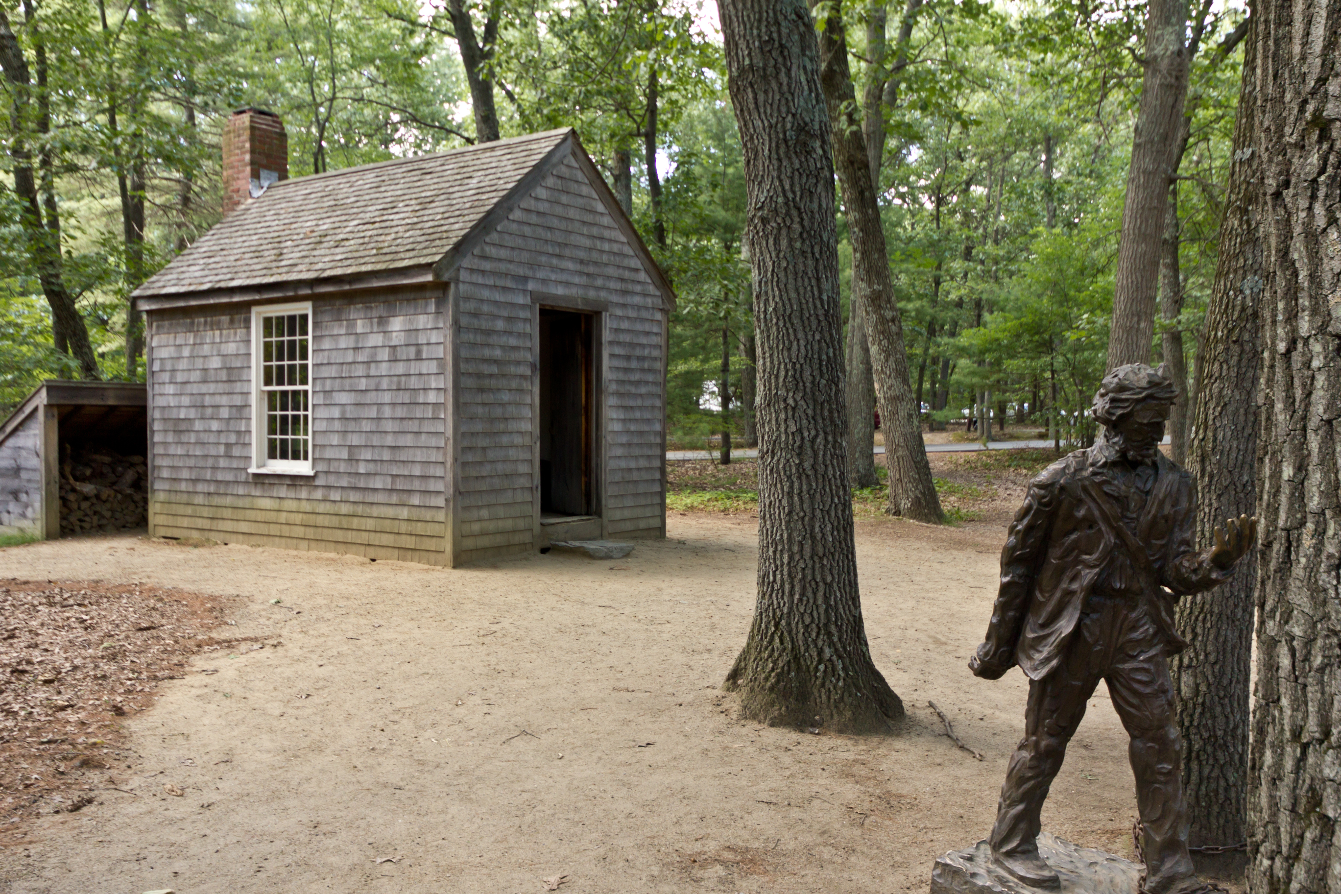 Mô hình tái hiện ngôi nhà của Thoreau và tượng ông gần hồ Walden.