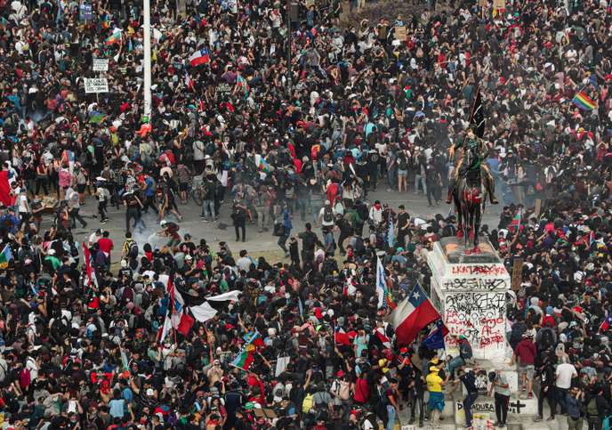 Người dân Thủ đô Santiago của Chile biểu tình vì chính phủ quyết định tăng giá vé tàu điện ngầm. Ảnh: Santiego Times. 