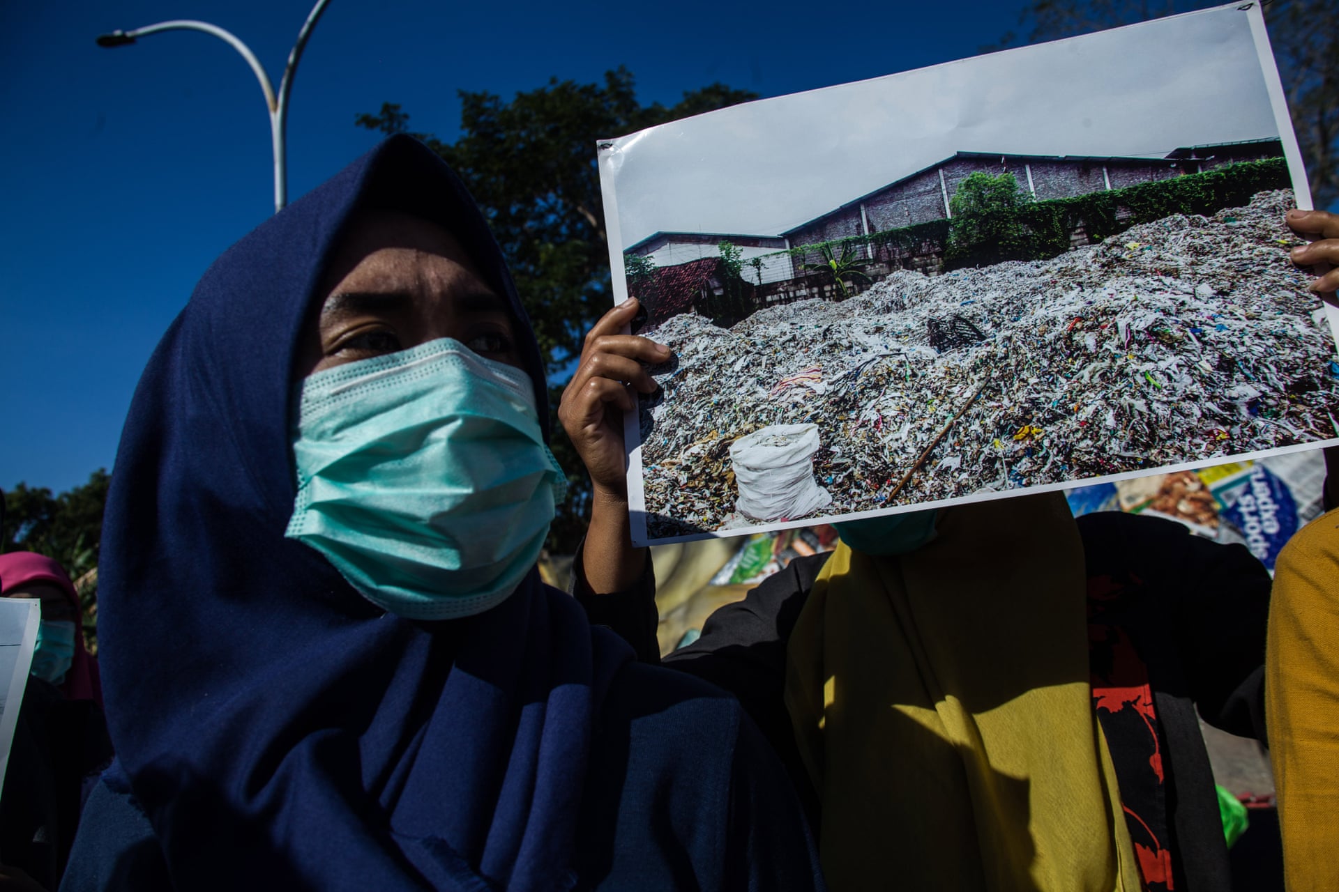 Các nhà hoạt động biểu tình chống lại rác thải nhựa nhập khẩu gần tòa Tổng lãnh sự quán Hoa Kỳ tại Surabaya, tỉnh Đông Java, Indonesia. Nguồn: The Guardian