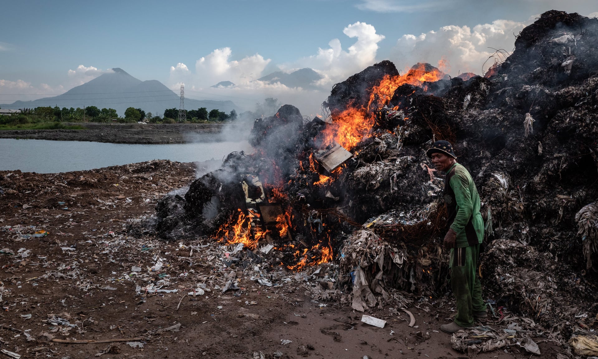 Một người đàn ông đốt rác nhựa nhập khẩu tại một bãi rác ở Mojokerto, tỉnh Đông Java, Indonesia. Nguồn: The Guardian