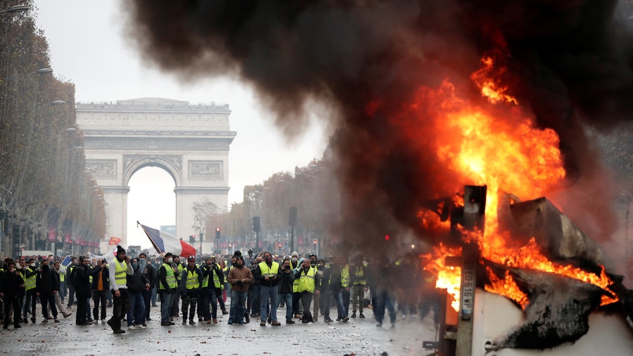 Paris như một bãi chiến trường vì người dân biểu tình chống tăng thuế nhiên liệu. Ảnh: RFI.