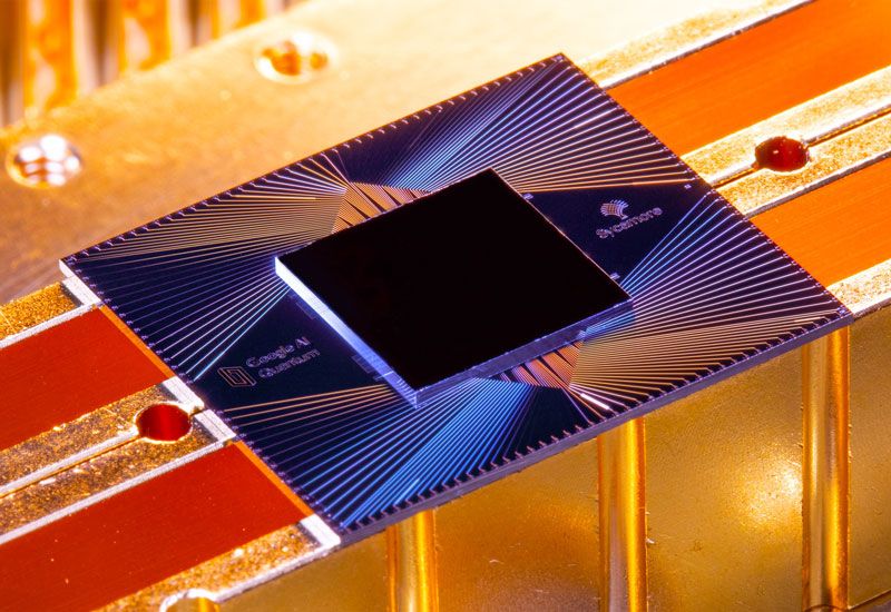 Chip Sycamore bao gồm 54 bit lượng tử (qubit) (trong đó 1 qubit bị hỏng), mỗi qubit được tạo thành từ các vòng siêu dẫn.