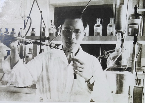 Dược sĩ Đỗ Tất Lợi tại phòng thí nghiệm, 1962.