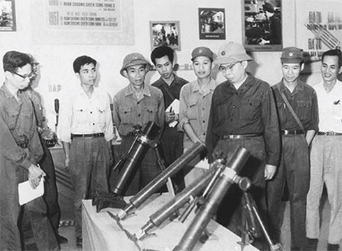Thiếu tướng, Giáo sư Trần Đại Nghĩa (thứ ba, từ phải sang) cùng các cán bộ quân giới xem một số loại vũ khí do một nhà máy quốc phòng sản xuất thời kỳ chống Mỹ, cứu nước. Ảnh tư liệu