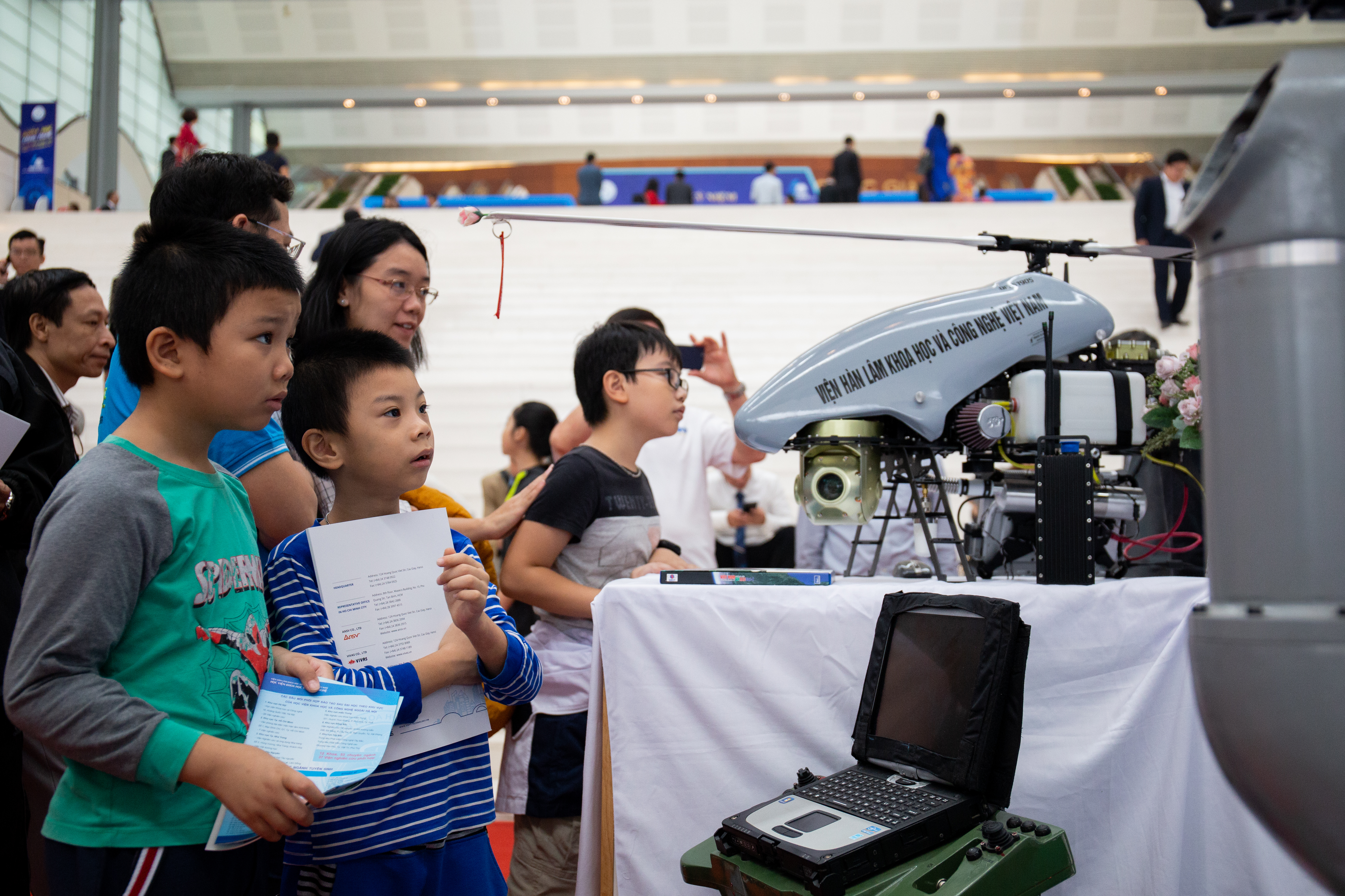Máy bay điều khiển từ xa Dragonfly 26 ở gian hàng trưng bày của Viện Hàn lâm Khoa học và Công nghệ Việt Nam tại lễ kỷ niệm 60 năm thành lập Bộ Khoa học và Công nghệ. Ảnh: Hoàng Nam