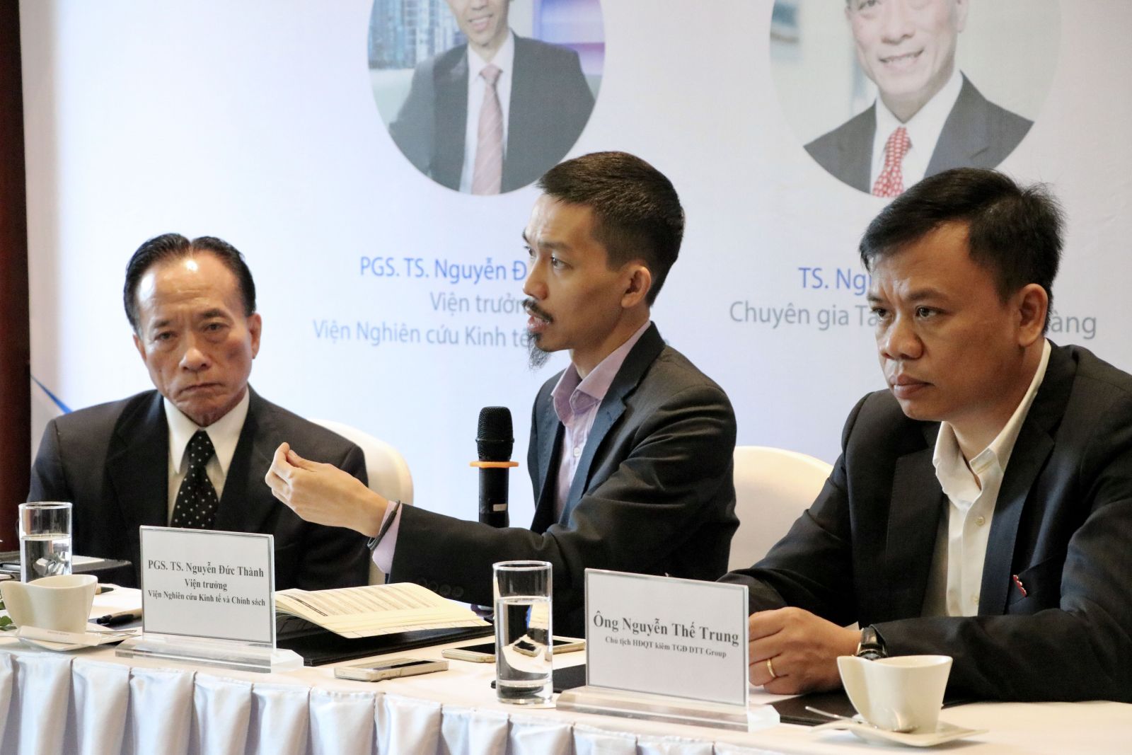 TS. Nguyễn Trí Hiếu, PGS. TS. Nguyễn Đức Thành và ông Nguyễn Thế Trung (từ trái sang phải) trong phiên thảo luận.