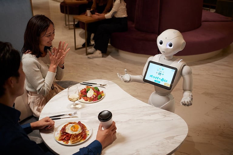 Robot phục vụ sẽ khiến khách hàng hiếu kỳ và thích thú. Ảnh: Softbank Robotics.